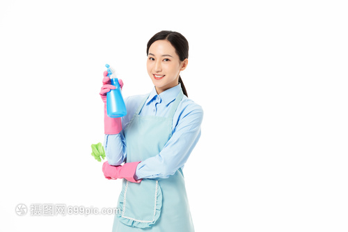 家政服務女性手拿噴壺和長柄清潔刷